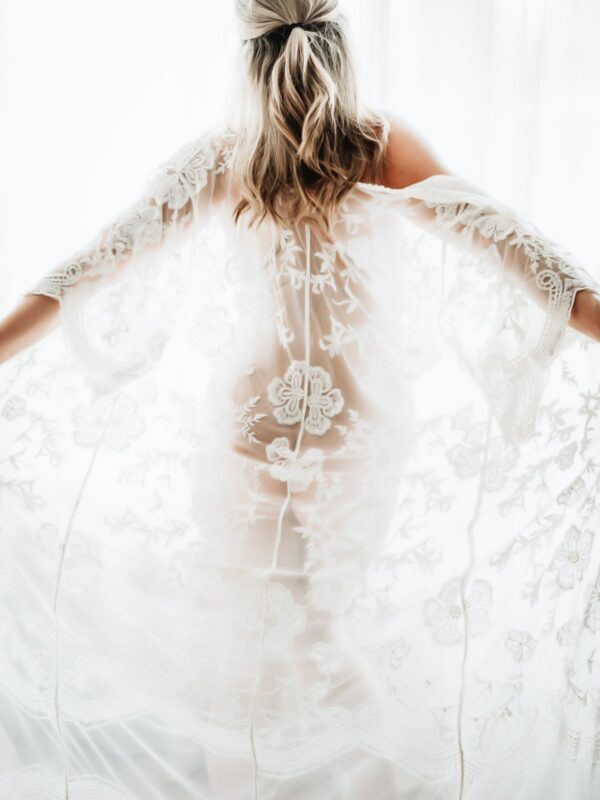 Vrouw in witte kanten kimono tijdens Intimate Giveaway boudoirshoot bij PD Fotografie – zachte, lichte en vrouwelijke sfeer.
