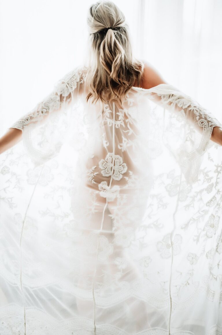 Vrouw in witte kanten kimono tijdens Intimate Giveaway boudoirshoot bij PD Fotografie – zachte, lichte en vrouwelijke sfeer.